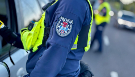 policjant z gorzowskiej drogówki bada alkomatem kierowcę podczas akcji trzeźwy poranek Gorzów