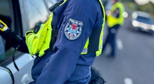 policjant z gorzowskiej drogówki bada alkomatem kierowcę podczas akcji trzeźwy poranek Gorzów