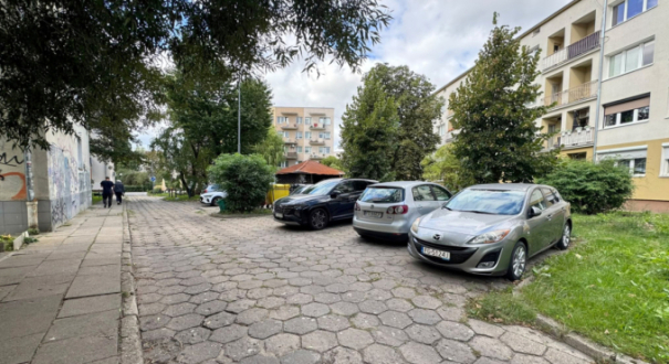 zlikwidowane miejsce parkingowe dla osoby niepełnosprawnej znak drogowy ulica sikorskiego gorzow