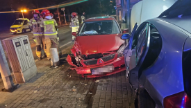 RAPORT: Zderzenie Mitsubishi i BMW. Auto uderzyło w ścianę bloku