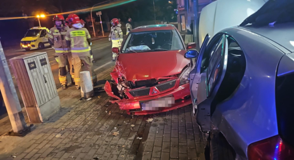 RAPORT: Zderzenie Mitsubishi i BMW. Auto uderzyło w ścianę bloku