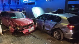 zderzenie mitsubishi i bmw po nocnym wyscigu gorzow ulica warszawska rozbite samochody na chodniku