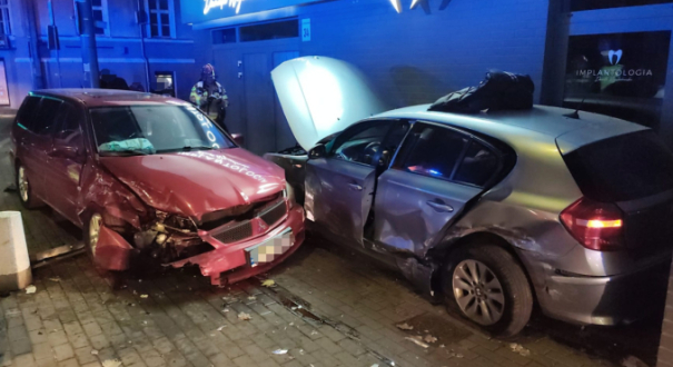 zderzenie mitsubishi i bmw po nocnym wyscigu gorzow ulica warszawska rozbite samochody na chodniku