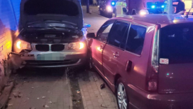 zderzenie mitsubishi i bmw ulica warszawska gorzow wypadek drogowy auto uderzylo w sciane bloku
