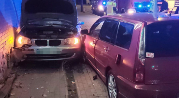 zderzenie mitsubishi i bmw ulica warszawska gorzow wypadek drogowy auto uderzylo w sciane bloku