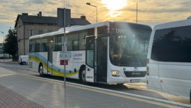 Autobusy obok pociągów na linii 203. Pasażerów brak, bo kolej w końcu jeździ normalnie