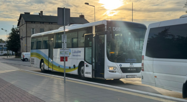 Autobusy obok pociągów na linii 203. Pasażerów brak, bo kolej w końcu jeździ normalnie