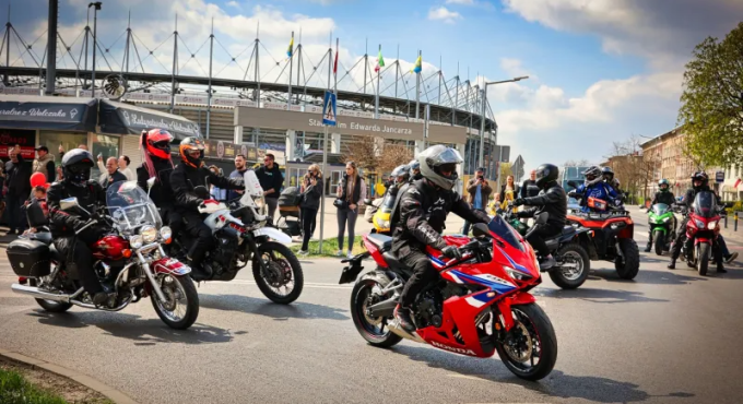 motocyklowe zakonczenie sezonu w gorzowie trasa przejazdu setki motocyklistow na ulicach miasta parada motocyklowa gorzow
