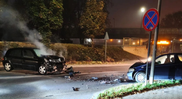wypadek drogowy zderzenie czołowe dwóch samochodów ulica fabryczna gorzów interwencja straży pożarnej i policji