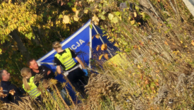 interwencja pogotowia i policji przy rondzie Gdyńskim ulica Walczaka Gorzów policyjny parawan i karetka pogotowia na ścieżce przy ulicy Walczaka Gorzów
