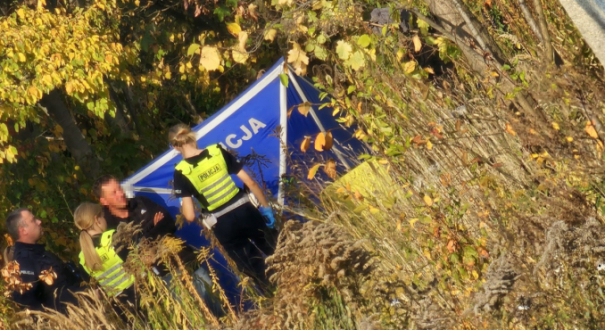 interwencja pogotowia i policji przy rondzie Gdyńskim ulica Walczaka Gorzów policyjny parawan i karetka pogotowia na ścieżce przy ulicy Walczaka Gorzów