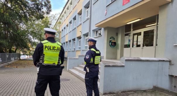 patrole policji przed szkolami grozby w internecie zatrzymania nastolatkow bezpieczenstwo uczniow Gorzow