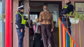 policjanci patrole przed szkołą w Gorzowie policyjna kontrola bezpieczeństwa w szkole Gorzów