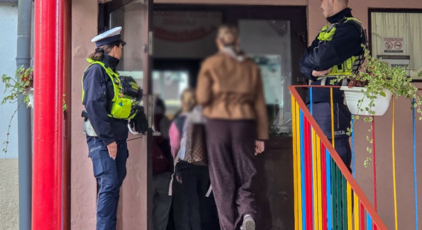 policjanci patrole przed szkołą w Gorzowie policyjna kontrola bezpieczeństwa w szkole Gorzów