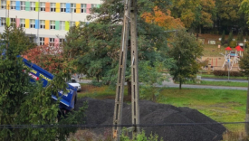 łdy sfrezowanego asfaltu obok szkoły ulica Nad Wartą Gorzów ciężarówki wysypujące gruz na teren zielony osiedle Gorzów