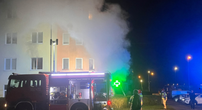 pożar mieszkania ulica budowlanych gorzów akcja straży pożarnej ewakuacja poparzonej kobiety z balkonu wozy strażackie i karetka pogotowia