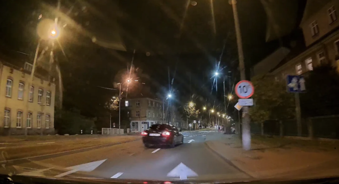 Dwa przejścia i nawet 30 punktów karnych. Nagranie z ulicy Wyszyńskiego trafiło na policję