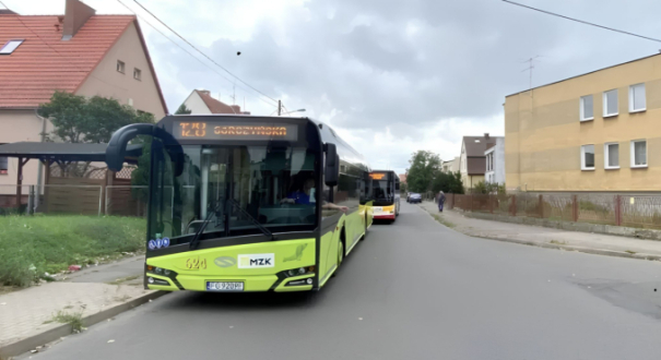 Autobus linii 128 na osiedlu Piaski w Gorzowie