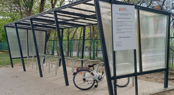 Zadaszona wiata rowerowa typu Bike and Ride na obrzeżach Gorzowa