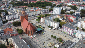 Szpecące reklamy i pstre banery na budynkach w historycznym centrum Gorzowa