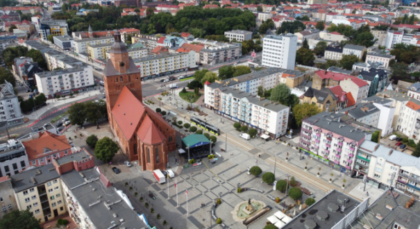 Szpecące reklamy i pstre banery na budynkach w historycznym centrum Gorzowa
