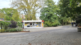 Pijani koczujący na skwerze pod zabytkowymi murami obronnymi w Gorzowie Wielkopolskim
Przystanek autobusowy przy ulicy Jagiełły w Gorzowie gdzie nagabywani są pasażerowie