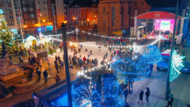 Stary Rynek w Gorzowie, świąteczne oświetlenie miasta, lodowisko na Starym Rynku