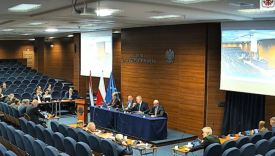 Sala sesyjna Urzędu Miasta w Gorzowie Wielkopolskim podczas obrad radnych Puste miejsca na sali sesyjnej w Gorzowie Wielkopolskim po wyjściu części radnych