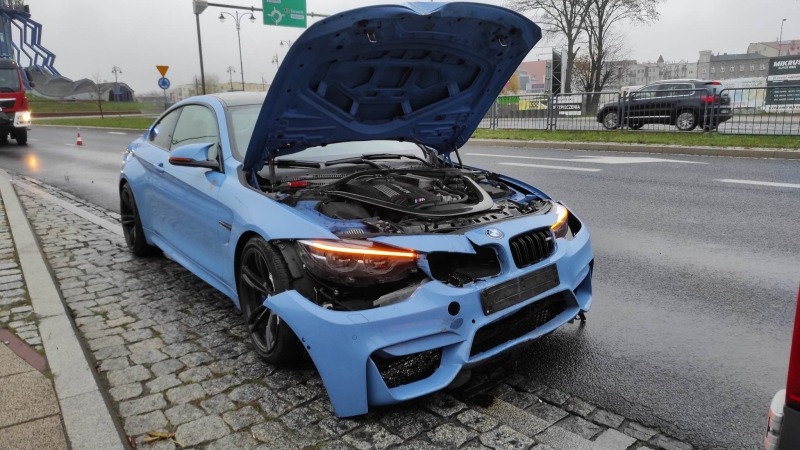 Kierujący BMW uderzył w latarnię