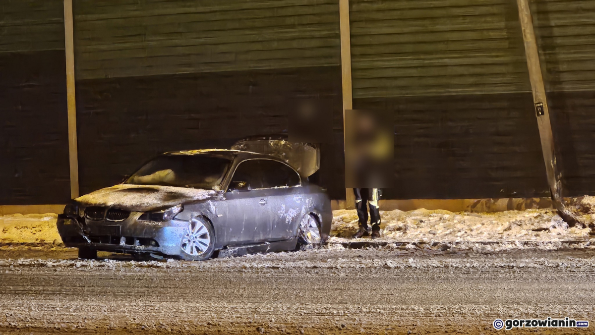 Kierujący BMW uderzył w uliczną lampę