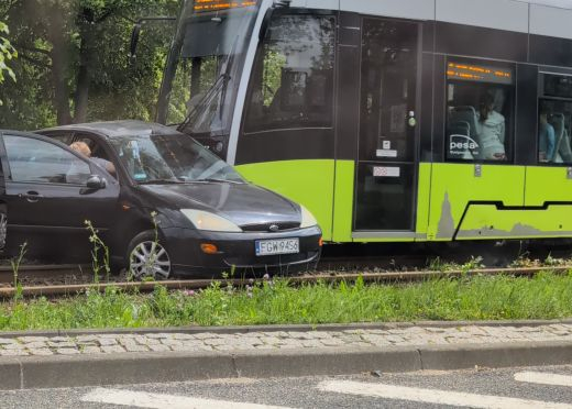 Auto wjechało wprost pod tramwaj 
