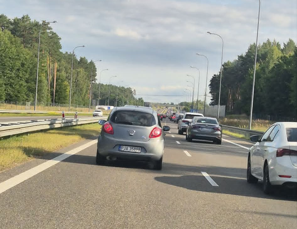 Korek na S3 przed Gorzowem. Zablokowany lewy pas w stronę Zielonej Góry