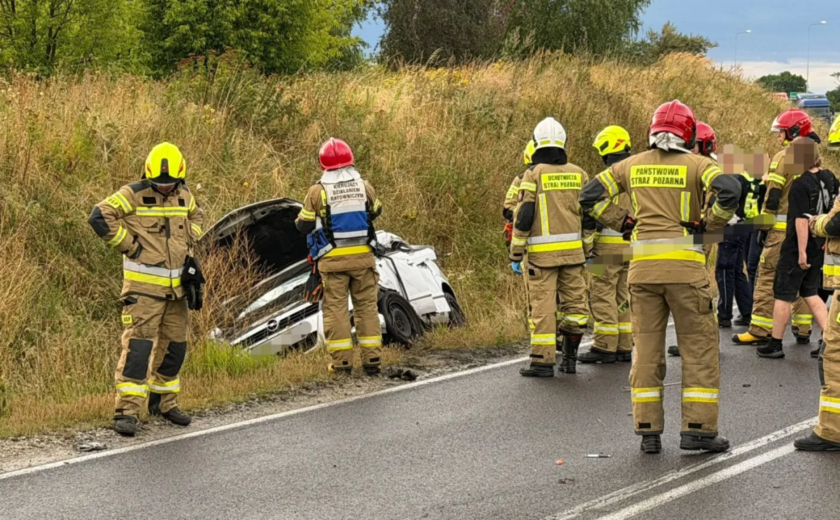 Wypadek na starej trójce. Opel uderzył w ciężarówkę 