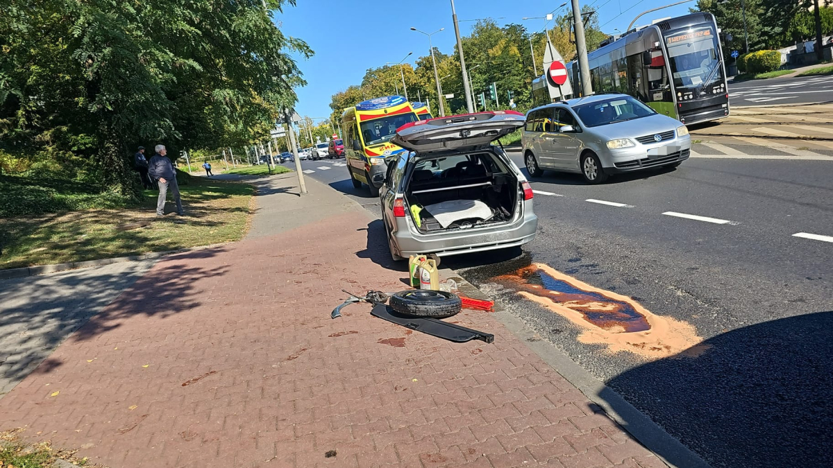 Wypadek na Podmiejskiej. Volkswagen i Mitsubishi 