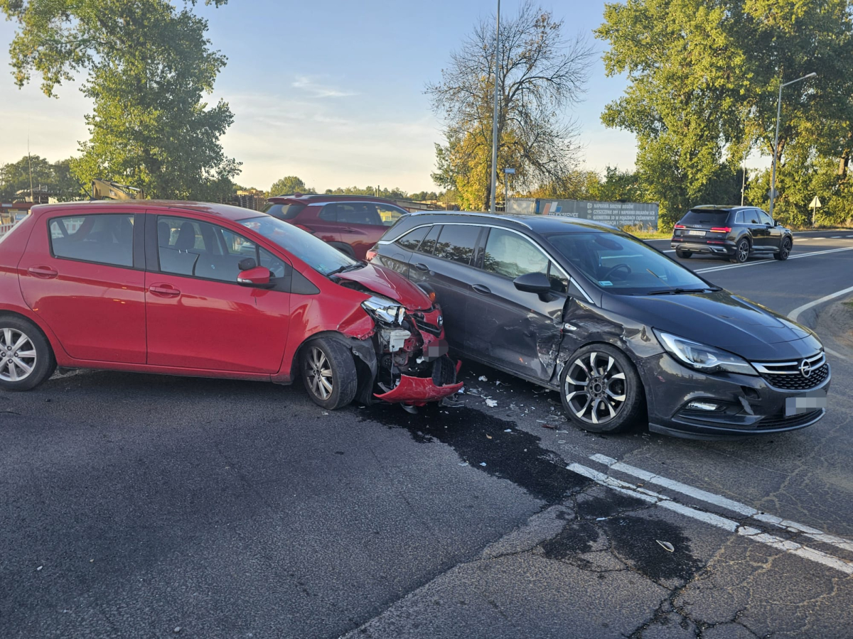 Wypadek na Kasprzaka. Zderzenie Opla i Toyoty
